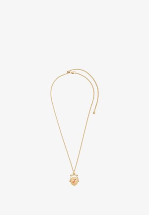 Collana con pendente d'oro composto da un ciondolo ovale che porta una lettera "L" rossa, sospesa a una delicata catena d'oro con chiusura a gabbiano.