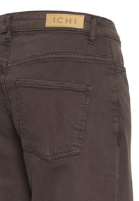 Σκούρο καφέ τζιν denim με πίσω τσέπη και μπεζ δερμάτινη ετικέτα ραμμένη στη μέση με την επιγραφή ICHI.