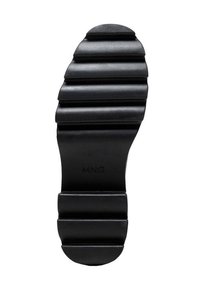 Semelle de chaussure en caoutchouc noir avec un design rainuré, présentant une surface lisse et le texte en relief "MNG". Conçue pour l'adhérence et la durabilité.