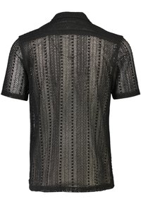 Camisa negra de manga corta con un patrón de encaje, textura de tejido abierto y un diseño de cuello clásico con dobladillo recto y bordes cosidos.