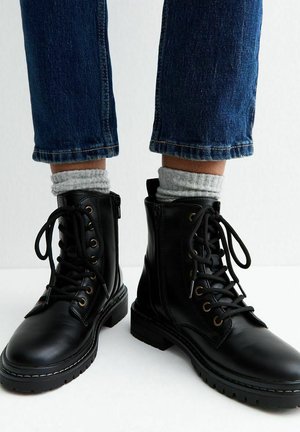 New Look, STITCH TRIM LACE UP ANKLE BOOTS - Botines con cordones - black