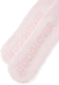 Calzini rosa pelosi realizzati con materiale morbido, con il testo in rilievo "#DOGLOVER" in una tonalità di rosa leggermente più chiara.