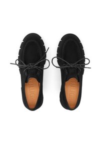 Pantofi negri din suede cu vârful rotunjit, talpă groasă din cauciuc și cusături contrastante. Prezintă un design cu șireturi și șireturi închise la culoare.