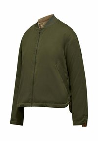 Giacca bomber verde oliva, materiale leggero, chiusura centrale con zip, colletto a coste, tasche laterali e una fodera interna beige a contrasto.