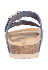 Niebieskie zamszowe sandały z podwójnymi regulowanymi paskami, jasnokolorowa korkowa wkładka oraz teksturowana gumowa podeszwa zapewniająca przyczepność i komfort.