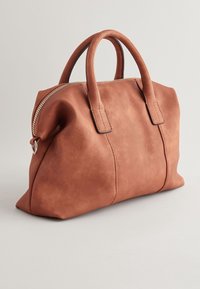 Braune Lederhandtasche mit strukturiertem Design, doppelten kurzen Griffen und einem Reißverschluss. Verfügt über eine strukturierte Oberfläche und subtile Nähte.