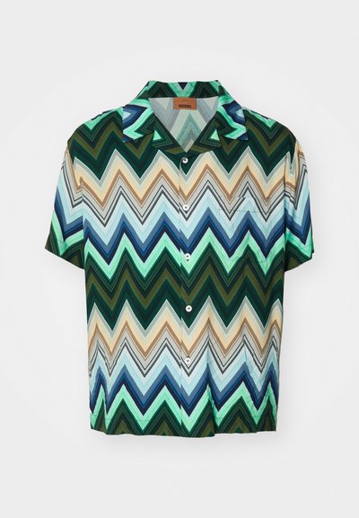 Chemise à manches courtes à boutons avec un motif en zigzag dans des tons de vert, bleu, beige et marron. Fabriquée en tissu léger, avec un col pointu.