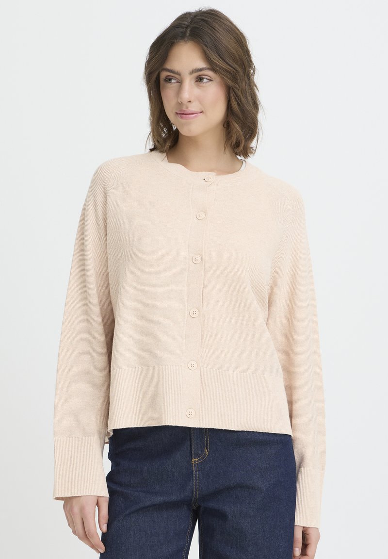 Cardigan tricotat roz deschis cu decolteu rotund, închidere cu cinci nasturi și manșete striate. Purtați peste blugi din denim închis la culoare.