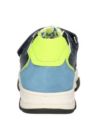 Baskets sportives avec une tige en cuir bleu marine, des accents en daim bleu et un onglet de talon néon vibrant. Doublure en motif géométrique contrasté.