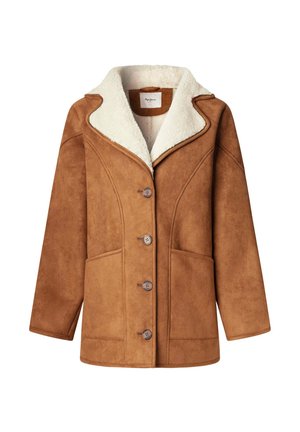 Abrigo de ante marrón con un acabado texturizado, que presenta un collar de borrego sintético color crema, cinco botones y dos bolsillos delanteros.