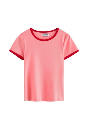 Lyserød T-shirt med korte ærmer og rød kant på kraven og ærmekanter, vist på en hvid baggrund.