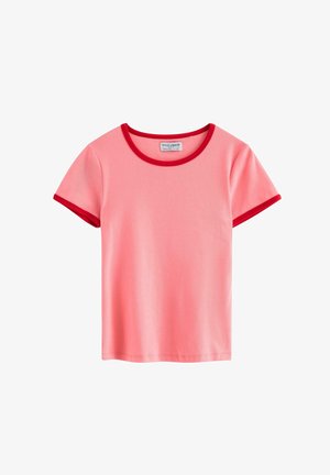 Lyhythihainen vaaleanpunainen T-paita, jossa on punainen reunus kauluksessa ja hihansuiden reunoissa, esillä valkoisella taustalla.