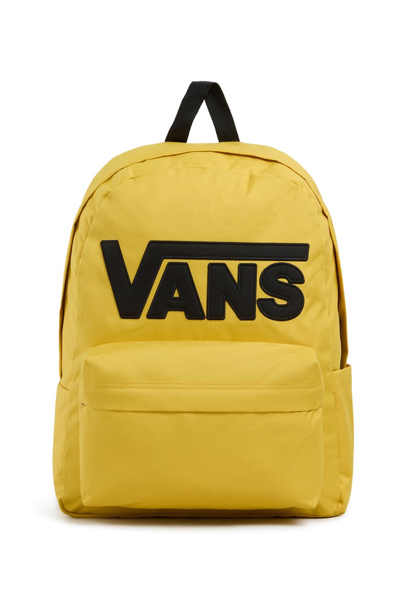 Zaino in tessuto giallo con un grande logo nero "VANS", dotato di una tasca frontale e di una maniglia superiore per un facile trasporto.
