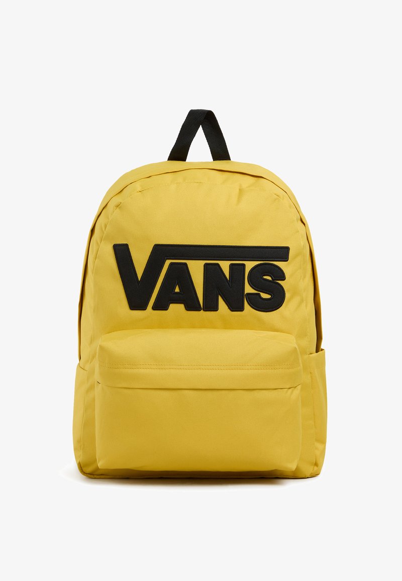 Mochila de tela amarilla con un gran logo negro de "VANS", que cuenta con un bolsillo delantero y un asa en la parte superior para facilitar el transporte.