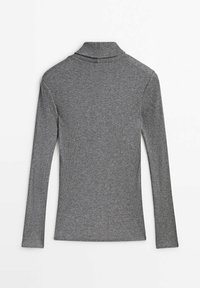 Pull à col roulé gris à manches longues avec côtes, présenté à plat, dos visible, sur fond blanc.