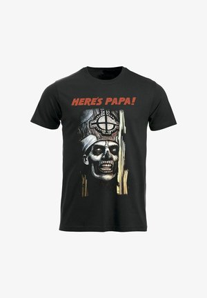 Sort bomulds t-shirt med et fremtrædende grafisk motiv af et skelet iført en pavelig hat og et kors, ledsaget af fed orange tekst med ordene "HER ER PAPA!"