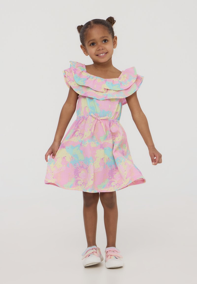 Abito leggero e colorato con scollatura arricciata, caratterizzato da una base rosa e motivi astratti in tonalità pastello. Include una cintura con cravatta e una gonna svasata.