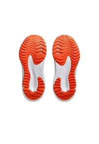 Suole delle scarpe con una base bianca e modelli di trazione in gomma arancione; texture ondulata; dettaglio di branding notevole "MIGLIORA IL TUO MEGLIO" visibile.