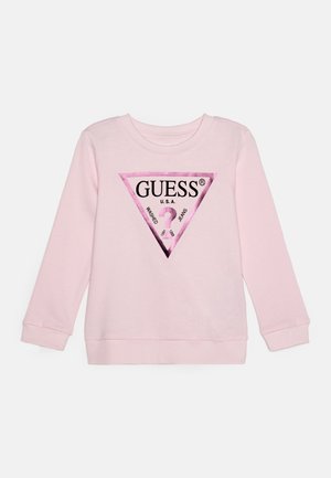 Sudadera rosa claro con un logo triangular negro que presenta "GUESS" y "U.S.A." centrados. Los puños y el dobladillo son de canalé. Textura de tela suave.