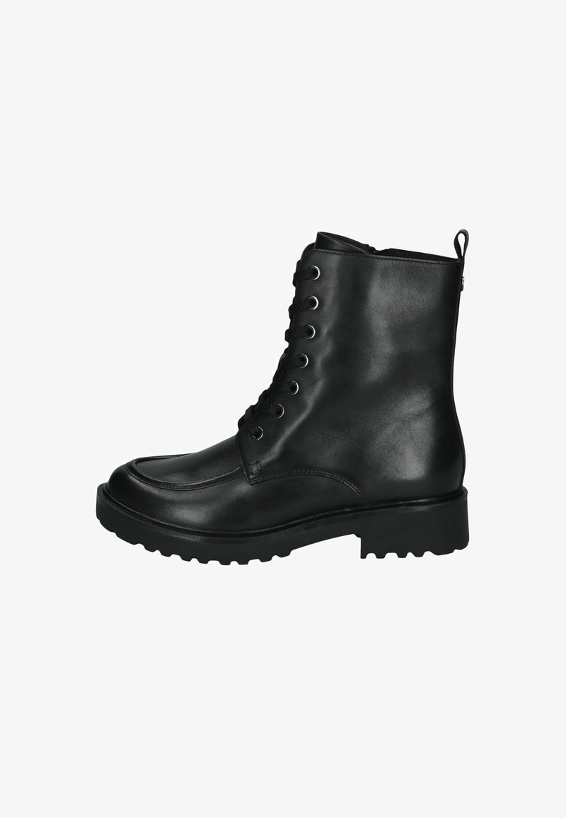 Bottine en cuir noir avec lacets à l'avant, bout rond, semelle épaisse à crampons et languette à l’arrière.