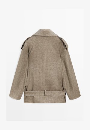 Beżowa lniana kurtka z paskami na ramionach, szerokim kołnierzem, długimi rękawami i paskiem w talii, widoczna od tyłu na białym tle.