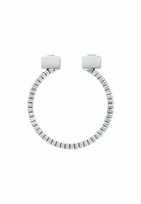 Orecchino a cerchio in argento con una fascia texturizzata caratterizzata da piccole tacche rettangolari, con estremità coperte da eleganti accenti rettangolari lisci.