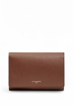 Portefeuille en cuir marron à finition texturée, avec un design pliant et un logo embossé. Compact, aux lignes épurées et au style minimaliste.