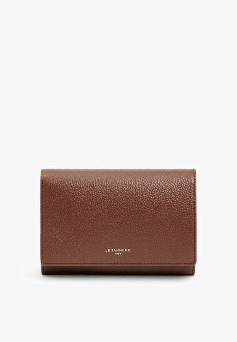 Portafoglio in pelle marrone con finitura testurizzata, caratterizzato da un design a pieghevole e logo in rilievo. Compatto, con linee pulite e uno stile minimalista.