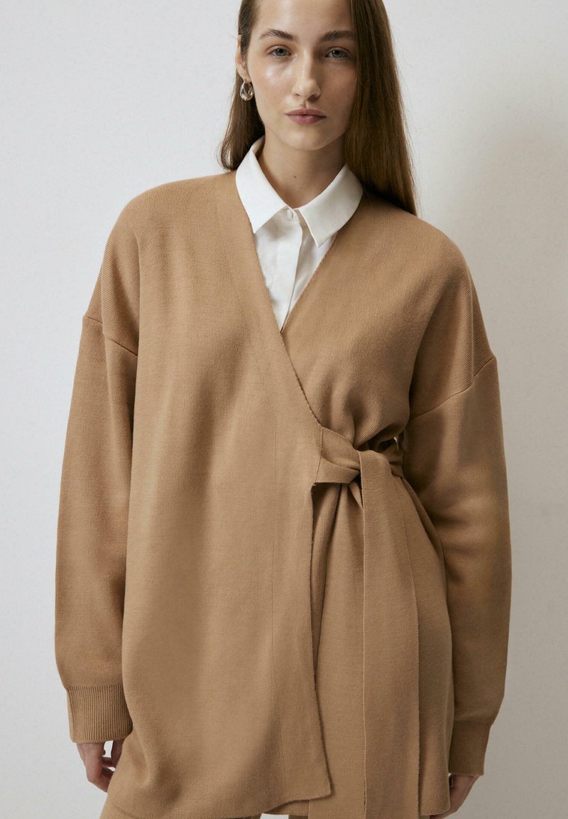 Long Strickjacke in delicate camel heine