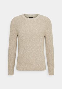 Pull beige en maille à col rond avec manches longues, poignets et ourlet côtelés, présenté sur un fond blanc uni.
