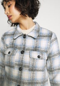ONLY Petite ONLLOU CHECK JACKET - Casaco de verão - pumice stone
