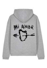 Pilkas gobtuvas su juodu grafinio dizaino raštu, ant kurio yra užrašas "Mi Amor", rodyklė ir širdies forma centre.