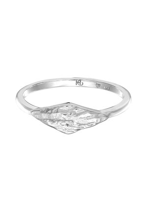 Bague en argent avec un anneau poli et un centre texturé en forme de diamant. Présente un motif subtil et irrégulier sur la surface.