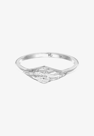 Sølv ring med en tekstureret, diamantformet detalje, med en glat ring og en skinnende finish. Karakteristisk bølget overfladedetalje.
