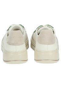 Weiße Sneakers mit einem glatten Lederoberteil, weichem Wildleder-Ferseneinsatz und grünen Akzenten. Sie verfügen über eine strukturierte Gummisohle und durchbrochene Details.
