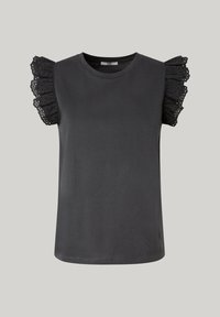 Czarna koszulka z krótkim rękawem z falbankami z ażurowej koronki na ramionach. Gładki materiał z klasycznym, okrągłym dekoltem i regularnym krojem.