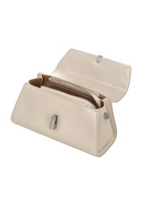 Beige Leder-Clutch mit strukturierter Form, silberner Beschläge, Magnetverschluss und einer Reißverschlusstasche im Inneren zur besseren Organisation.