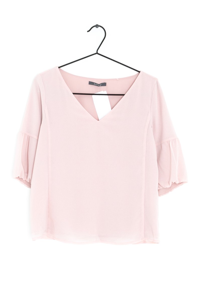 Roze blouse met korte mouwen, een V-hals en pofmouwen, met een gladde textuur en een rechte zoom. Hangt aan een zwarte haak.