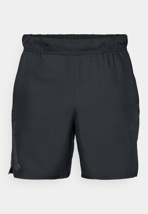 Shorts de sport noirs avec une taille élastique, des fentes sur les côtés et un logo imprimé sur la jambe gauche ; fabriqués en tissu léger et lisse.