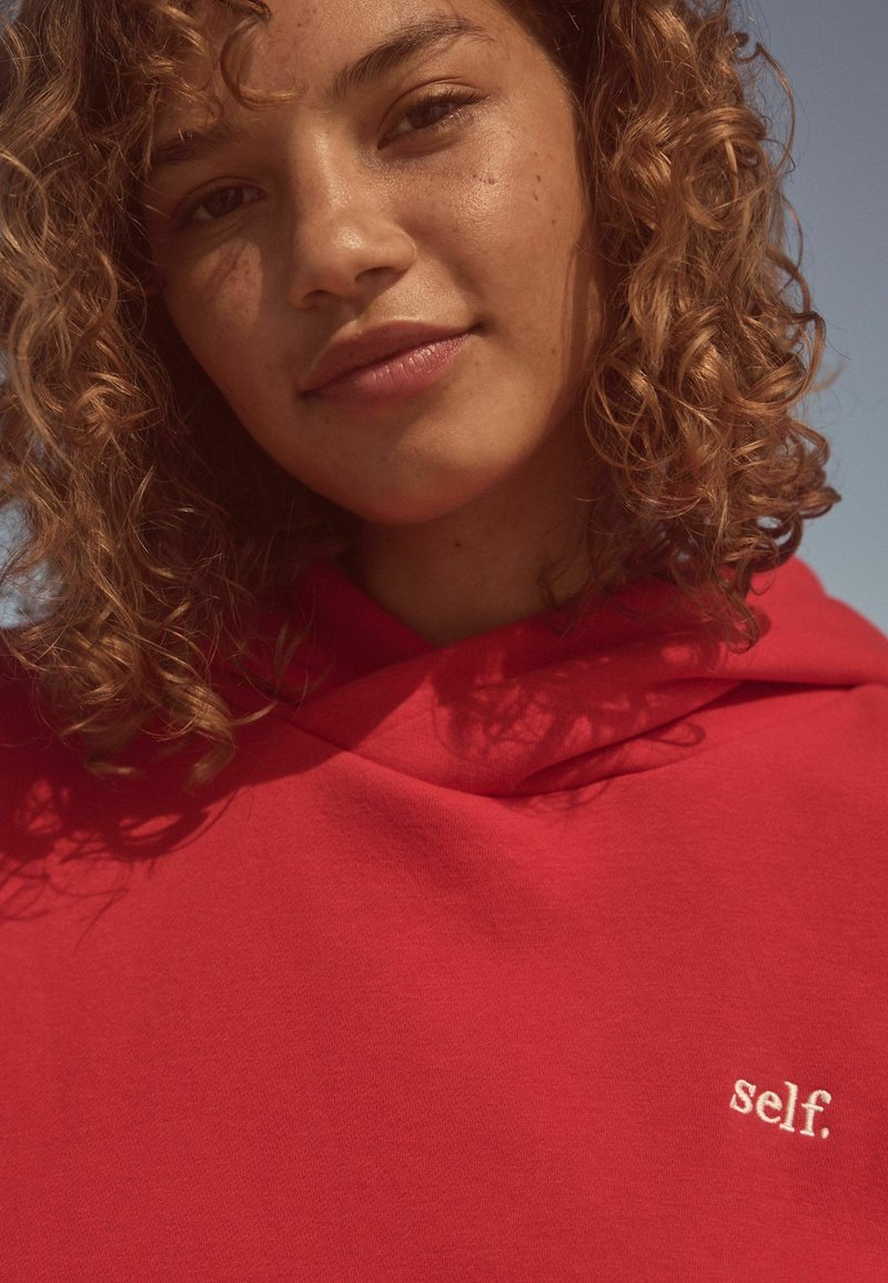Self. Huppari - red