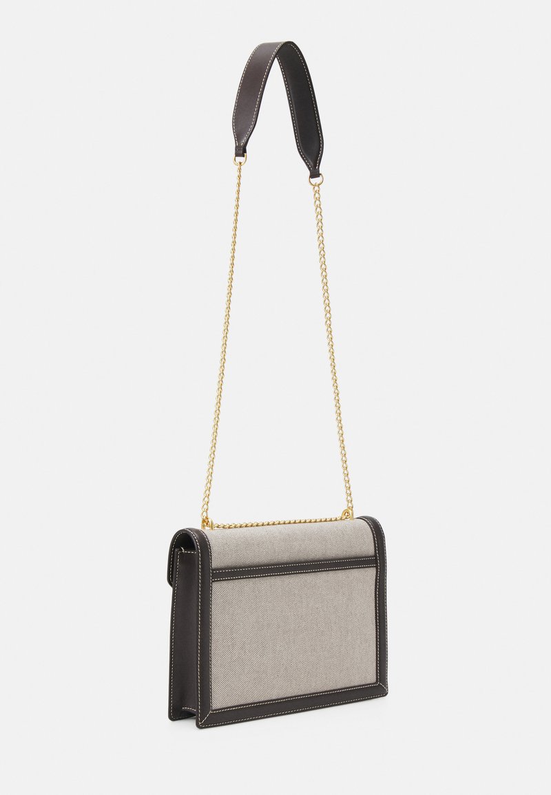 Torebka crossbody z brązową skórzaną ramą i szarym płótnem, z godnym uwagi złotym łańcuchem, kontrastowym przeszyciem oraz ustrukturyzowanym prostokątnym kształtem.
