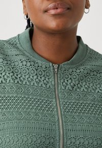 Vero Moda Curve VMCHONEY JACKET - Bomber bunda - laurel wreath