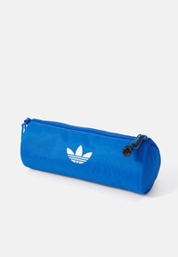 Mėlynas drobės pieštukų dėklas su užtrauktuku, su baltu Adidas trefoil logotipu ir lygiu paviršiumi. Kompaktiška cilindrinė forma.
