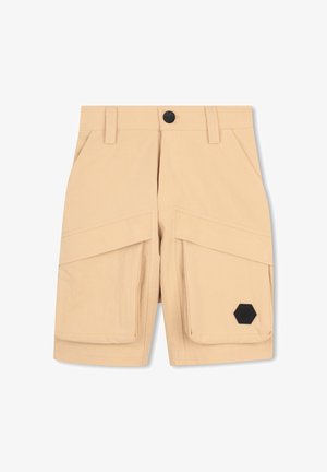 Shorts cargo beiges avec deux grandes poches avant, fermeture par bouton, et un patch logo hexagonal noir sur la poche droite. Texture de tissu lisse.