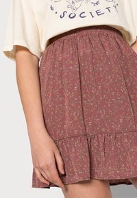 Vero Moda VMJENNY SHORT ELASTIC SKIRT - Saia evasé - rose brown