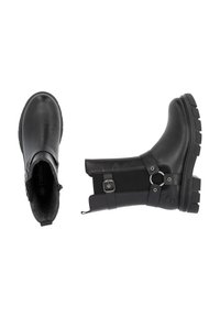 Botas de tobillo de cuero negro con un acabado texturizado, paneles laterales elásticos y acentos metálicos. Suela de goma resistente para agarre y durabilidad.