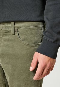 Wrangler GREENSBORO - Broek - dusty olive