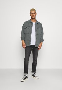 Wrangler LARSTON - Calças de ganga justas - like a champ