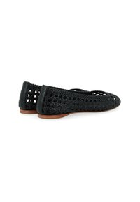 Ballerines tissées noires avec un design en tricot ouvert, des accents en cuir lisse et une semelle en bois plate.