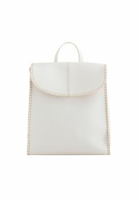 Sac à dos en cuir blanc avec un rabat arrondi, des coutures discrètes le long des bords et une poignée sur le dessus pour le transport. Texture lisse dans l'ensemble.